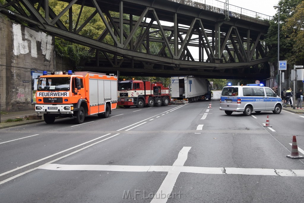 LKW blieb unter Bruecke haengen Koeln Ehrenfeld Innere Kanalstr Hornstr P316.JPG - Miklos Laubert